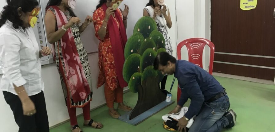 story telling The monkey and a cap seller